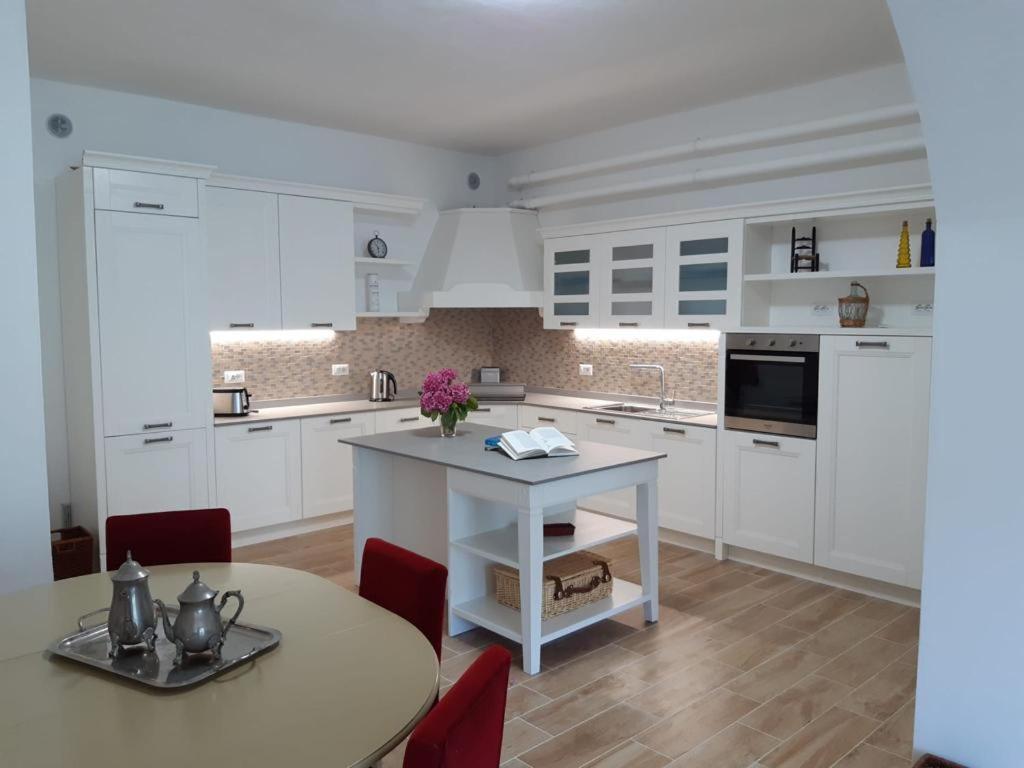 Big Apartment With Lake View And Two Bedrooms Sala Comacina Ngoại thất bức ảnh
